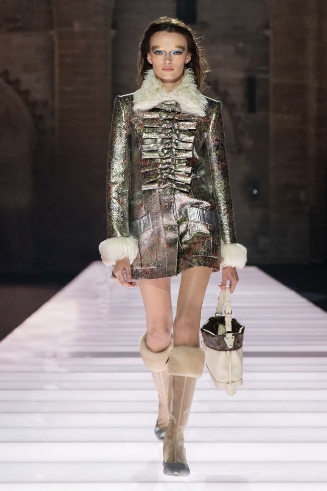 Panggung dibuat secara khusus oleh seniman set Es Devlin, dengan deretan kursi teater beludru merah yang dibiarkan kosong, membalik posisi panggung dan penonton secara simbolik. (Foto: Dok. Louis Vuitton)