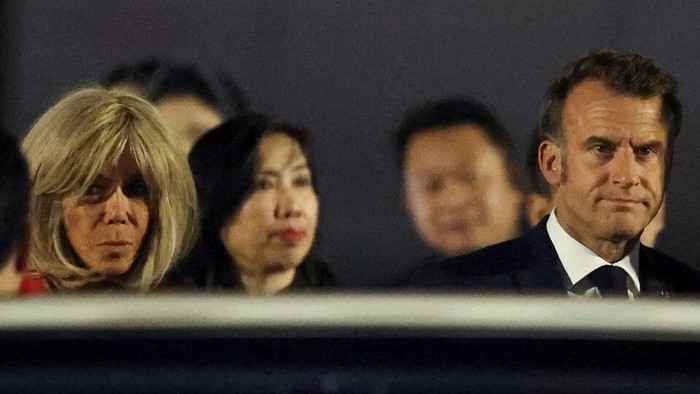 Frances President Emmanuel Macron and his wife Brigitte Macron react upon their arrival at Noi Bai International Airport, marking the first trip to Vietnam by a French president in nearly a decade, in Hanoi, Vietnam, May 25, 2025. REUTERS/Chalinee Thirasupa Purchase Licensing Rights