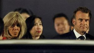 Potret Macron Ditoyor di Vietnam lalu Mesra Bareng Istri di Indonesia