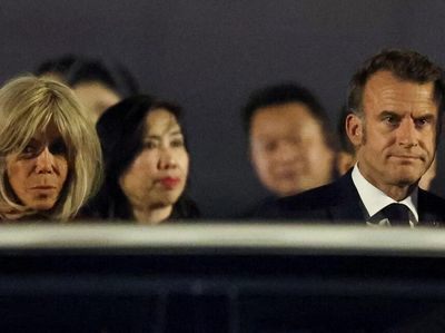 Potret Macron Ditoyor di Vietnam lalu Mesra Bareng Istri di Indonesia