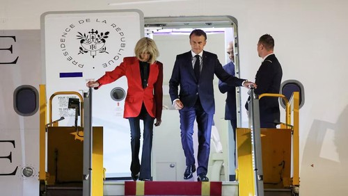 Frances President Emmanuel Macron and his wife Brigitte Macron arrive at Noi Bai International Airport, marking the first trip to Vietnam by a French president in nearly a decade, in Hanoi, Vietnam, May 25, 2025. REUTERS/Chalinee Thirasupa Purchase Licensing Rights