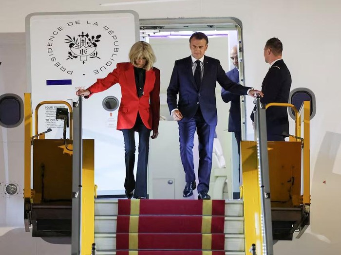Frances President Emmanuel Macron and his wife Brigitte Macron arrive at Noi Bai International Airport, marking the first trip to Vietnam by a French president in nearly a decade, in Hanoi, Vietnam, May 25, 2025. REUTERS/Chalinee Thirasupa Purchase Licensing Rights
