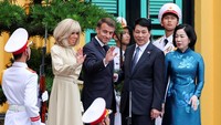 Kunjungan resmi pertama Macron ke Vietnam, yang juga kunjungan pertama seorang presiden Prancis dalam hampir satu dekade, menyusul ancaman Presiden AS Donald Trump pada hari Jumat untuk mengenakan bea masuk sebesar 50% pada barang-barang Uni Eropa, meski akhirnya ditunda. REUTERS/Chalinee Thirasupa