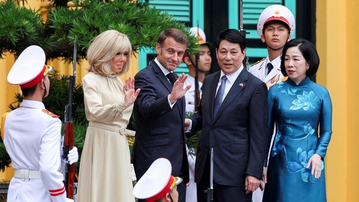 Macron Sambangi Vietnam, 20 Pesawat Airbus Langsung Terjual Vietnam's President Luong Cuong and his wife, Nguyen Thi Minh Nguyet, welcome French President Emmanuel Macron and his wife, Brigitte Macron, at the Presidential Palace in Hanoi, Vietnam, May 26, 2025. REUTERS/Chalinee Thirasupa/Pool TPX IMAGES OF THE DAY