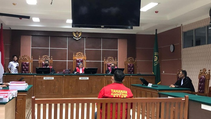 Mantan Kasat Narkoba Polresta Barelang, Satria Nanda saat mendengarkan tuntutan JPU di PN Batam. (Dok. Istimewa)