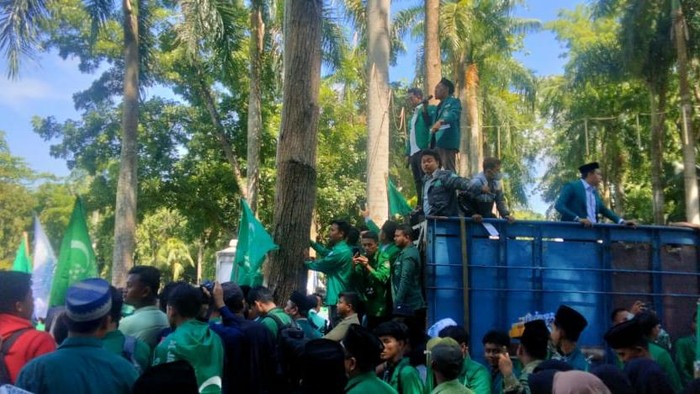 Massa Al-Washliyah demontrasi di depan Kantor Bupati Deli Serdang. (Dok. Istimewa)