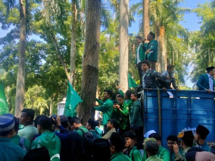 Massa Al-Washliyah demontrasi di depan Kantor Bupati Deli Serdang. (Dok. Istimewa)