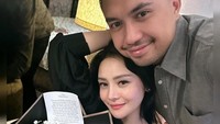 Kevin berswafoto dengan Mawar AFI setelah lamaran resmi diterima. (Foto: dok Instagram)