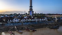 Pemandangan menawan ini tidak hanya menjadi latar foto yang menawan, tetapi juga simbol semangat masyarakat Jambi dalam menjaga dan memanfaatkan kekayaan budaya serta keindahan alam yang dimiliki. Selama 10 tahun terakhir, Pemerintah Provinsi Jambi terus berupaya menumbuhkan titik-titik ekonomi kreatif baru di kedua sisi Sungai Batanghari, terutama di kawasan Pasar Jambi dan Seberang Kota Jambi.