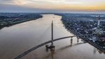 Menikmati Senja di Tepi Sungai Batanghari Jambi Berlatar Menara Gentala Arasy
