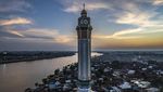 Menikmati Senja di Tepi Sungai Batanghari Jambi Berlatar Menara Gentala Arasy