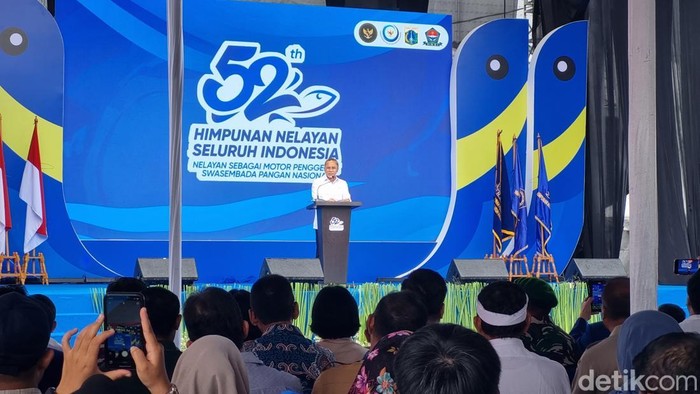 Menko Pangan Zulkifli Hasan (Zulhas) di HUT ke-52 Himpunan Nelayan Seluruh Indonesia (HNSI) di pelelangan ikan Muara Angke, Jakarta Utara. (Taufiq S/detikcom)
