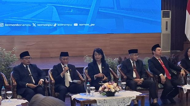 Menteri PU Dody Hanggodo memberikan paparannya terkait persiapan kunjungan Presiden Prancis Macron ke Indonesia, Senin (26/5/2025). (CNBC Indonesia/Chandra Dwi)
