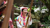 Mikha Tambayong di Formosan Aboriginal Cultur Village. Tempat ini adalah kombinasi kultur asli milik warga aboriginal Taiwan. Traveler bisa menikmati pemandangan alam, fasilitas rekreasi serta tempat bermain. Foto: Taiwan Tourism