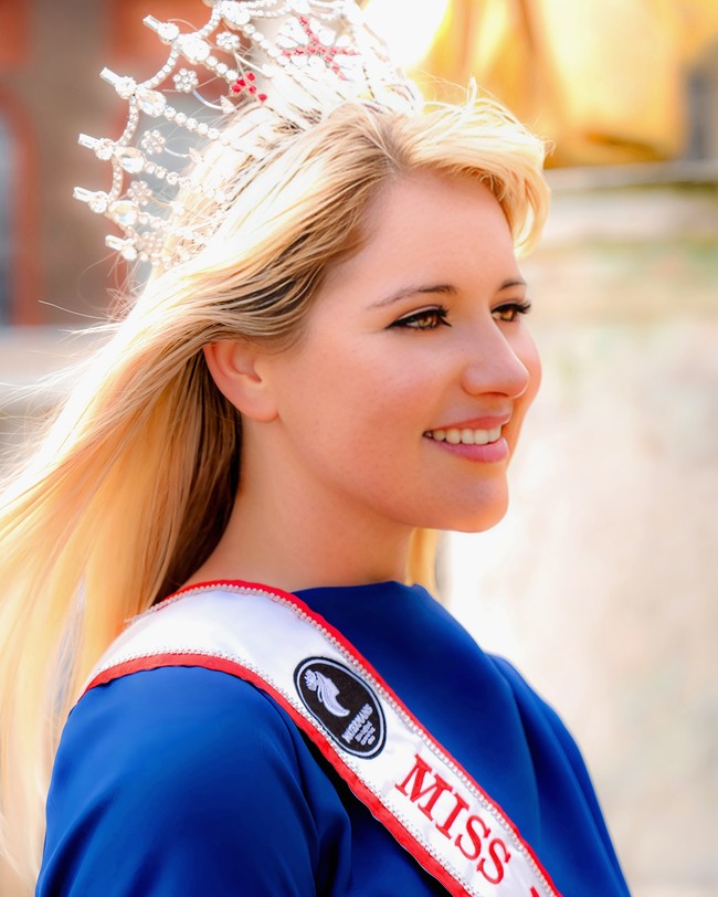 Dalam acara makan malam itu, Milla mengaku awalnya berusaha untuk mengenalkan diri dan tujuannya ikut Miss World. Namun para tamu terlihat tidak tertarik dan malah mengalihkan percakapan kepada topik-topik yang membuatnya tidak nyaman. Foto: Instagram @milla.magee