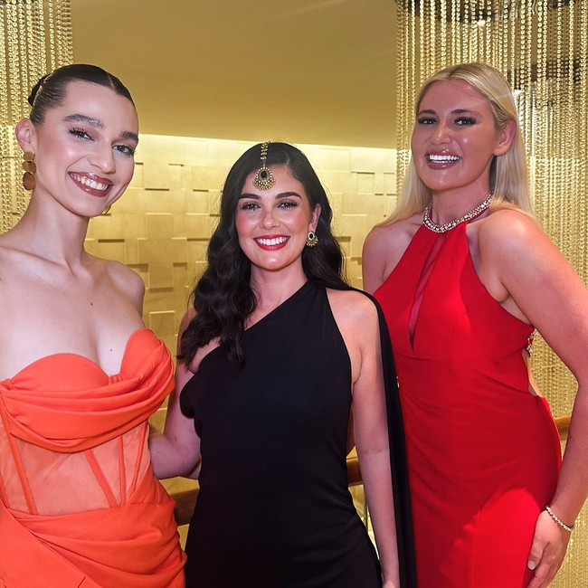 Meski Milla mangkir, Inggris akan tetap berkompetisi di malam final karena digantikan oleh runner-up Miss England Charlotte Grant. Begini potret terakhirnya bersama sesama kontestan sebelum meninggalkan India.Foto: Instagram @milla.magee