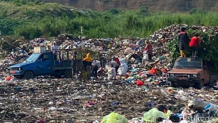 Mobil armada sampah DLH Parepare saat membuang sampah di TPA.