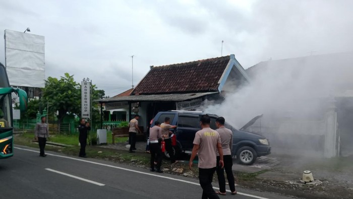 Proses pemadaman mobil yang terbakar di Sentolo, Kulon Progo, Senin (26/5/2025)