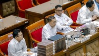 Sebelumnya, Fadli Zon menargetkan penulisan sejarah Indonesia rampung pada Agustus 2025 bertepatan dengan HUT ke-80 RI. Fadli Zon menjelaskan akan ada beberapa pembaruan dalam sejarah yang ditulis ulang itu.