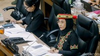 Menteri Kebudayaan Fadli Zon mengungkap ada 6 faktor yang membuat penulisan ulang sejarah Indonesia harus dilakukan.