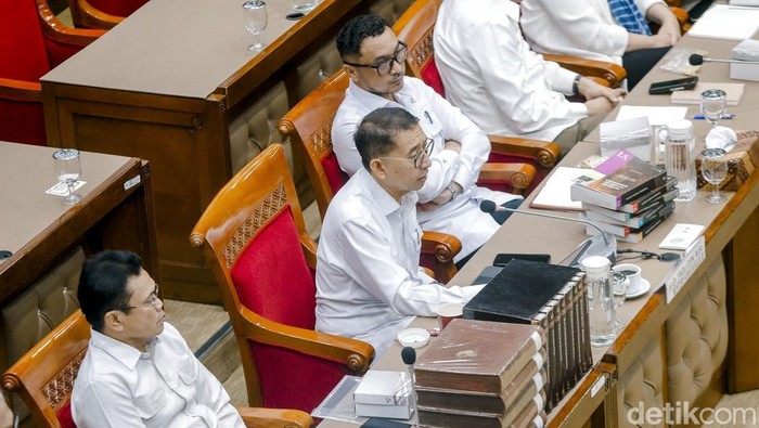 Momen Menbud Rapat dengan DPR Bahas Rencana Penulisan Sejarah Indonesia Komisi X DPR RI melakukan Rapat Kerja dengan Menteri Kebudayaan RI, Jakarta, Senin (26/5/2025). Rapat kerja yang dihadiri oleh Menteri Kebudayaan Fadli Zon dan Wakil Menteri Kebudayaan Giring Ganesha membahas Rencana Penulisan Sejarah Indonesia oleh Kementerian Kebudayaan.