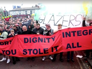 Video: MU Terpuruk, Fans Demo Tuntut Keluarga Glazer Out