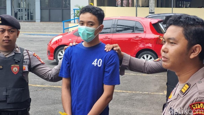 NA (18) alias Dobleh, warga Jetis, Bantul, pelaku duel maut yang menewaskan ABG Bantul  saat dihadirkan di Polres Bantul, Senin (26/5/2025).