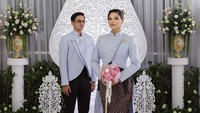 Tengku Nadira Adnan dan Agassi Revano memakai Janggan biru lembut dengan sentuhan adat Jawa. (Foto: dok Instagram)