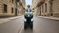 Mengutip laman Yamaha Eropa, New Tricity 125 kini memiliki desain yang lebih tegas dan agresif. Lampu depannya menggunakan single projector di tengah yang kemudian diapit oleh lampu LED DRL di bagian atasnya. Secara umum, siluet fascia motor ini mengacu pada desain fascia kakaknya, Tricity 300. Foto: Dok. Yamaha
