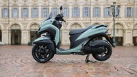 Geser ke area samping, New Tricity 125 menampilkan garis-garis yang tegas dan tajam. Yang menarik ada di bagian desain stop lamp-nya dan lampu sein-nya, yang dibuat sangat mirip seperti desain stop lamp dan lampu sein Yamaha Nmax Neo dan Turbo. Foto: Dok. Yamaha