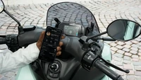 Oh iya, selain dari bodi, pembaruan lain di New Yamaha Tricity 125 terbaru adalah penyematan panel instrumen full digital TFT 4,2 inci yang desainnya  mirip seperti panel instrumen Yamaha Aerox Alpha. Panel instrumen terbaru New Tricity juga bisa menjalankan fitur navigasi turn-by-turn. Foto: Dok. Yamaha