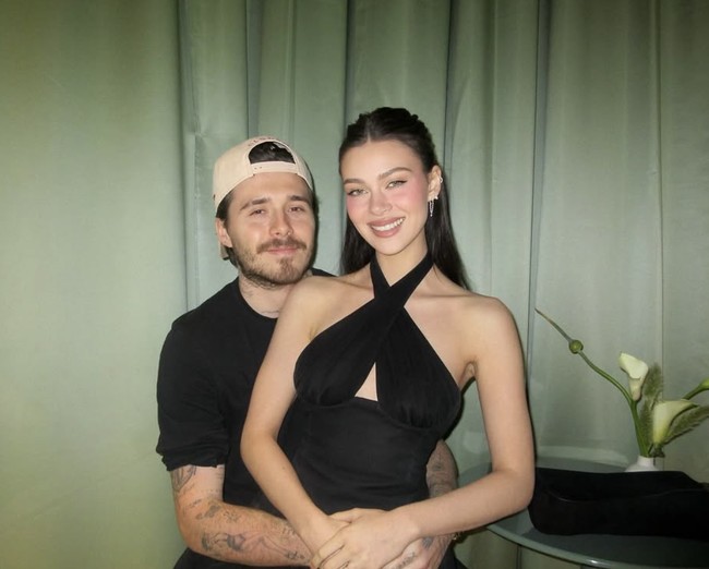 Nama Nicola Peltz tengah ramai dibicarakan setelah kabar perseteruannya dengan keluarga Beckham terus mencuat. Aktris berusia 30 tahun ini disebut-sebut penuh drama dan menjadi penyebab renggangnya hubungan antara suaminya, Brooklyn Beckham, dengan keluarga besarnya. Foto: dok. Instagram @nicolapeltzbeckham