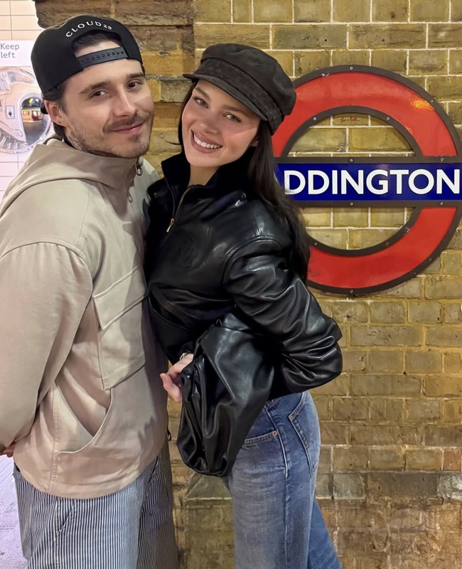 Baru-baru ini, Nicola dan Brooklyn tak terlihat hadir dalam perayaan ulang tahun David Beckham yang ke-50, meskipun keduanya berada di London setelah datang dari rumah mereka di Los Angeles. Hal itu memperkuat spekulasi tentang adanya keretakan yang lebih dalam di dalam keluarga Beckham. Brooklyn bahkan tak mengucapkan selamat ulang tahun secara publik kepada sang ayah.  Foto: dok. Instagram @nicolapeltzbeckham