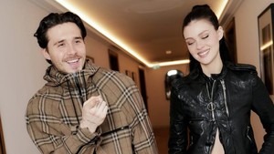 Brooklyn Beckham nikah sama Nicola Peltz, anaknya investor miliarder Nelson Peltz (kekayaan USD 1,6 miliar). Awalnya kenalan di Coachella, lanjut CLBK di pesta Halloween-nya DiCaprio. Foto: dok. Instagram @nicolapeltzbeckham