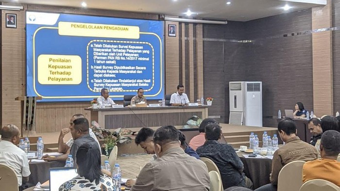Ombudsman RI Perwakilan NTT memaparkan laporan masyarakat saat Rapat Kerja Teknis Bidang Reformasi Birokrasi Polri TA 2025 di Kota Kupang, NTT, Senin (26/5/2025). (Dok. Ombudsman RI Perwakilan NTT)