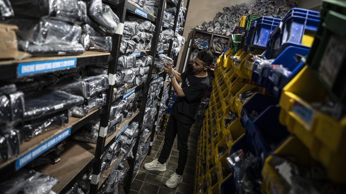 Pekerja memeriksa suku cadang variasi sepeda motor di Arumi Motoparts, kompleks SMA Pelita, Salatiga, Jawa Tengah, Senin (26/5/2025). Produsen suku cadang lokal, Arumi Motoparts, mampu memproduksi sekitar 13.500 suku cadang variasi sepeda motor per hari menggunakan teknologi mesin milling dan bubut CNC dengan harga jual antara Rp28.000 hingga Rp600.000 tergantung jenis suku cadang, serta telah mengekspor produknya ke Filipina, Malaysia, dan Thailand. ANTARA FOTO/Aprillio Akbar/foc.