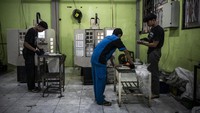 Pekerja menyelesaikan proses produksi suku cadang variasi sepeda motor di Arumi Motoparts, Salatiga, Jawa Tengah, Senin (26/5/2025).