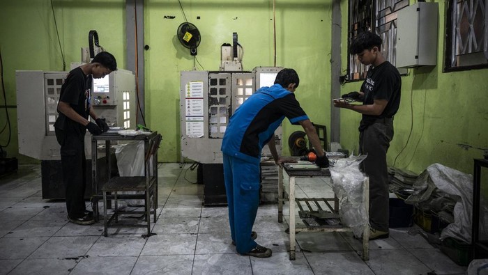 Pekerja memeriksa suku cadang variasi sepeda motor di Arumi Motoparts, kompleks SMA Pelita, Salatiga, Jawa Tengah, Senin (26/5/2025). Produsen suku cadang lokal, Arumi Motoparts, mampu memproduksi sekitar 13.500 suku cadang variasi sepeda motor per hari menggunakan teknologi mesin milling dan bubut CNC dengan harga jual antara Rp28.000 hingga Rp600.000 tergantung jenis suku cadang, serta telah mengekspor produknya ke Filipina, Malaysia, dan Thailand. ANTARA FOTO/Aprillio Akbar/foc.