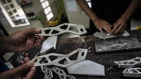 Produsen suku cadang lokal, Arumi Motoparts, mampu memproduksi sekitar 13.500 suku cadang variasi sepeda motor per hari menggunakan teknologi mesin milling dan bubut CNC. 