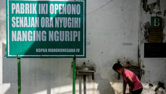 Karyawan membawa anaknya memasuki pabrik usai kirab temanten tebu saat tradisi Cembrengan atau menyambut musim giling tebu di Pabrik Gula (PG) Mojo, Sragen, Jawa Tengah, Sabtu (19/4/2025). ANTARA FOTO/Mohammad Ayudha.