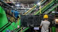 Kepulan asap menghembus keluar dari cerobong-cerobong dan deru suara mesin terdengar dari dalam Pabrik Gula (PG) Mojo ditandai sebagai masa giling tebu telah dimulai, tampak suasana di luar pabrik antrean truk terlihat penuh dengan tumpukan tebu sebelum proses penimbangan dan bongkar muat yang kemudian akan dipindahkan ke atas lori. 