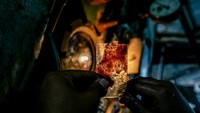 Begitulah aktivitas yang biasa terjadi bila memasuki masa giling tebu di kawasan industri gula di Solo Raya. Pabrik Gula (PG) Mojo Sragen yang terletak di pusat kota Sragen, Jawa Tengah didirikan pada tahun 1883, menjadi satu-satunya dari 12 pabrik gula di wilayah Solo Raya yang masih beroperasi hingga saat kini. 