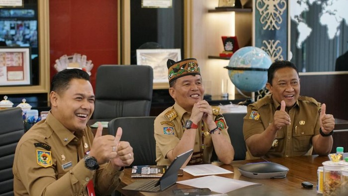 Gubernur Kalteng Agustiar Sabran, Wabug Kalteng Edy Pratowo, dan Plt Kadisdik Kalteng Muhammad Reza Prabowo.