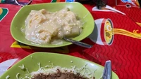 Pancong buatan Mang Kumis & Mang Dadang di Jalan Komodo Raya, Beji paling populer di Depok. Harga pancong lumer mulai dari Rp 6 ribuan. Bisa tambah srikaya, nanas, durian, Oreo, Nutella, hingga Ovomaltine. Untuk pancong lumer topping premium harganya Rp 20 ribuan. Foto: dini Liswandi