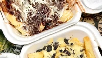 Kalau di Pekayon Jaya ada Pancong Lumer Bang Eno yang terkenal enak. Mulai dari Rp 5 ribu, kamu bisa menikmati pancong polos. Kalau mau tambah topping, harganya mulai dari Rp 7 ribu-10 ribu dengan pilihan cokelat, Oreo, keju, tiramisu, hingga green tea. Foto: Pancong Lumer Bang Eno