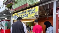Pancong lumer yang tak pelit topping bisa dicicipi di Pancong Lumer Ajibb Radar Auri. Lokasi tepatnya di Jalan Tiga Berlian Raya No.152, Depok. Harganya mulai dari Rp 5 ribuan dengan topping keju, green tea, Oreo, dan banyak lainnya. Foto: Pancong Lumer Ajibb Radar Auri