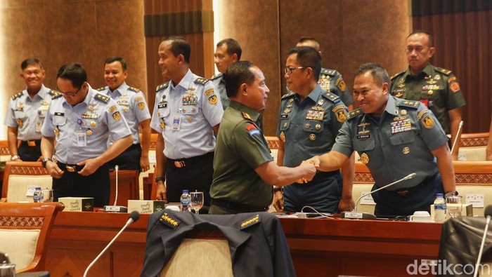 Komisi I DPR menggelar rapat kerja dengan Panglima TNI Jenderal Agus Subiyanto beserta Kepala Staf TNI AD, AL, dan AU. Rapat Komisi I DPR ini berlangsung secara tertutup.