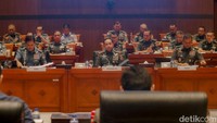 Utut mengatakan Komisi I DPR akan memanggil pihak TNI terkait peristiwa yang menewaskan belasan jiwa itu. Utut menyinggung kasus ini sebagai keteledoran atau ceroboh.