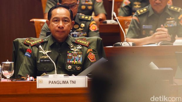 Komisi I DPR menggelar rapat kerja dengan Panglima TNI Jenderal Agus Subiyanto beserta Kepala Staf TNI AD, AL, dan AU. Rapat Komisi I DPR ini berlangsung secara tertutup.