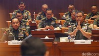 Ketua Komisi I DPR Utut Adianto bersama Wakil Ketua Dave Laksono, Budisatrio Djiwandono dan Ahmad Heryawan (Aher) hadir di meja pimpinan.